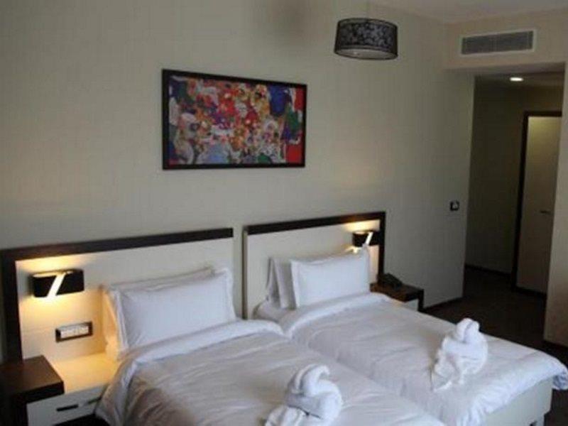 Amazona Hotel Pristina Exterior photo