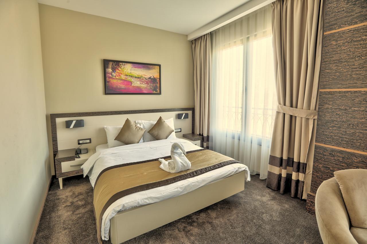 Amazona Hotel Pristina Exterior photo