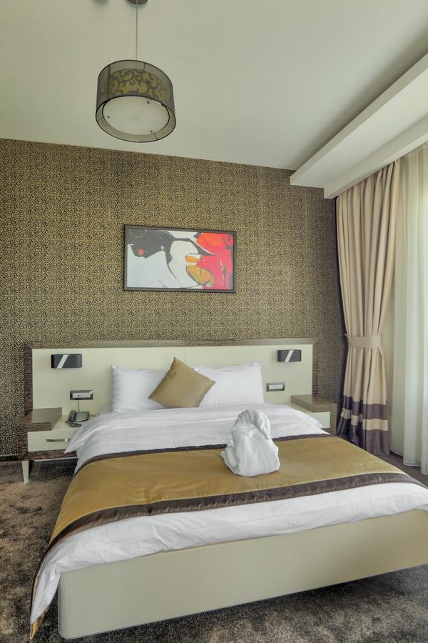 Amazona Hotel Pristina Exterior photo