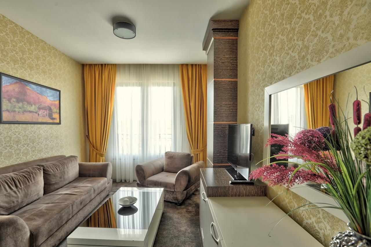Amazona Hotel Pristina Exterior photo